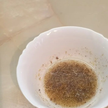 1. Этап. Битый картофель по-австралийски: В отдельной мисочке смешать растительное масло и приправы.