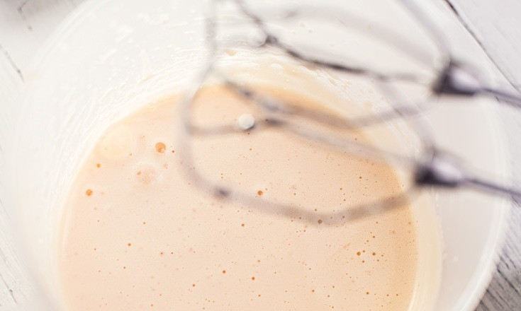 1. Этап. Блины на кефире с дырочками: Затем добавьте кефир и соду. Перемешайте. А потом тонкой струйкой влейте кипяток, постоянно взбивая.