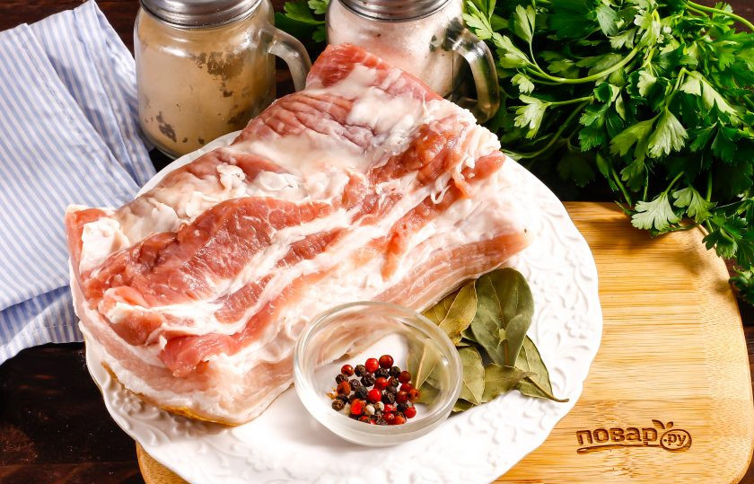 1. Этап. Свиная брюшина вареная в пакете: Подготовьте указанные ингредиенты. Брюшину промойте в воде, соскоблите кожу.