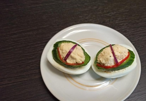 1. Этап. Фаршированные яйца Глаз дракона: Оформить закуску в виде глаз рептилии. Зрачок сделать из синего лука или маслины. Из ломтиков огурца вырезать мякоть и сделать зелёную ражужку. Из чили сделать красные прожилки.