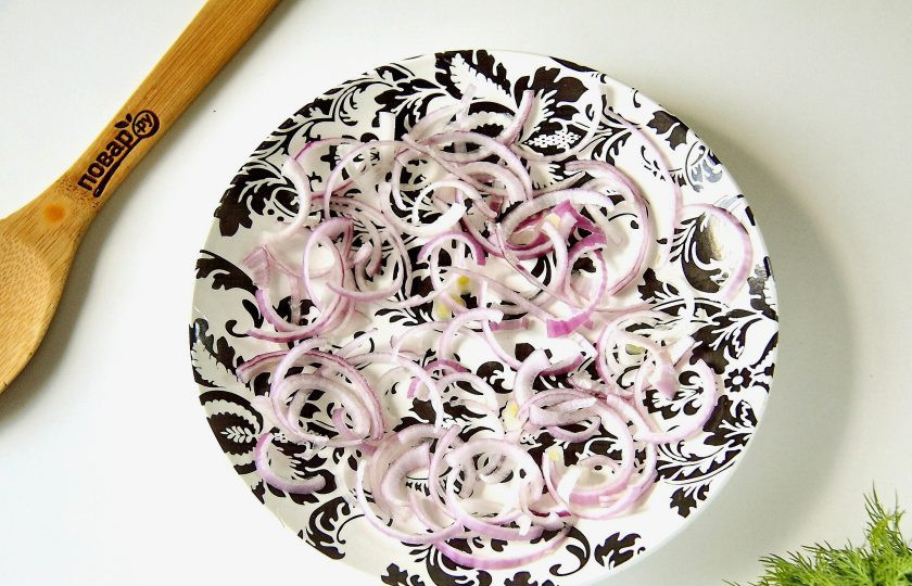 1. Этап. Салат с картофелем: Нарезанную луковицу выложите ровным слоем на дно салатницы или тарелки.