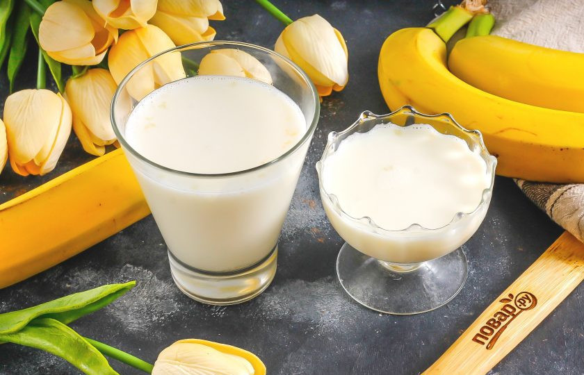 1. Этап. Банановая панакота: Разлейте сливки с желатином в пиалы, креманки стаканы или чашки. Поместите на 1 час в холодильник для застывания. Чем меньше по диаметру будет емкость, тем быстрее желе застынет.