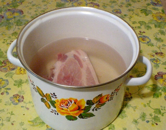 1. Этап. Щи из щеницы: Ставим вариться мясо. У меня свинина на кости. Лучше, если мясо у вас жирное. В этом весь секрет. Если положить постное мясо, то щи получатся пустыми. К тому же, кислая капуста заберет жир на себя. Варим на небольшом огне, снимая накипь шумовкой. Когда мясо полностью сварится, закидываем туда очищеную картошку, прямо целиком, не нарезая на кусочки.