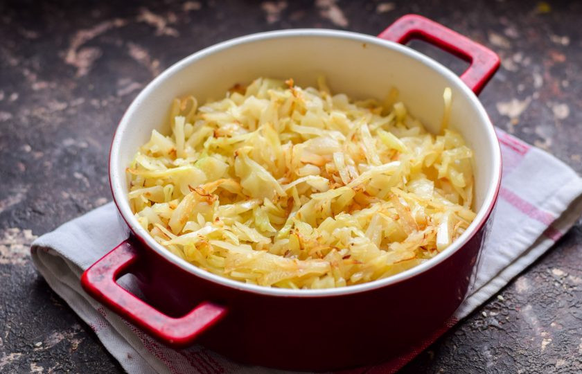 1. Этап. Тушеная капуста в духовке: Спустя 20 минут достаньте форму из духовки, перемешайте капусту, добавьте соль и перец. Тушите капусту в духовке еще 1,5 часа периодически помешивая.