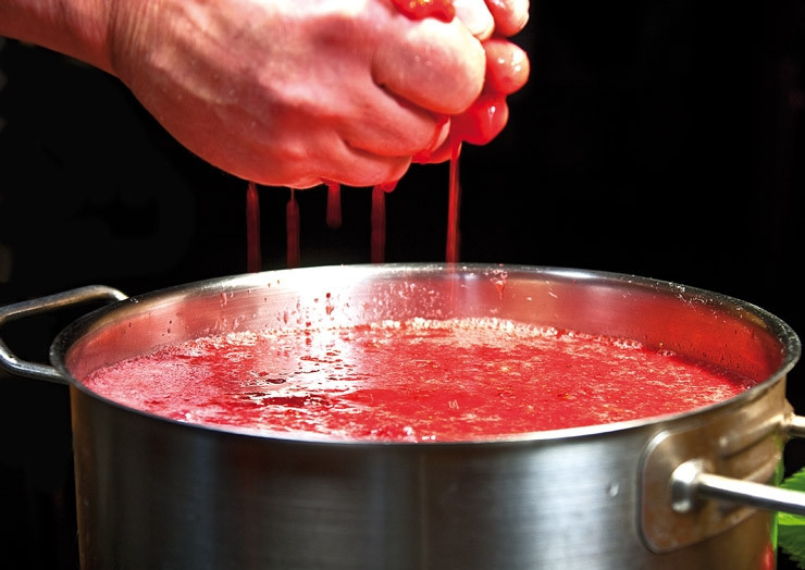 1. Этап. Вино из клубники: 1. Помытую и очищенную от плодоножек клубнику разомните руками. Ягоды для приготовления вина нужно брать только спелые. Растворите в теплой воде сахар, смешайте полученный сахарный сироп с клубничной мякотью. Для улучшения брожения добавьте немного изюма, находящиеся в нем винные дрожжи способствуют брожению.