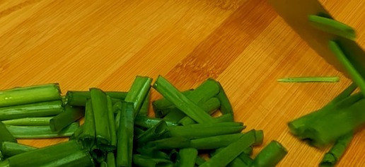 1. Этап. Сочная говяжья печень с луком: Нарежьте зелёный лук (крупно)