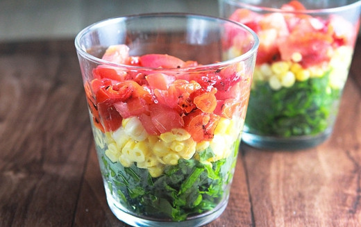 1. Этап. Салат с тунцом слоеный: 3. Следующим слоем будет измельченный помидор, а затем — сладкий перец.