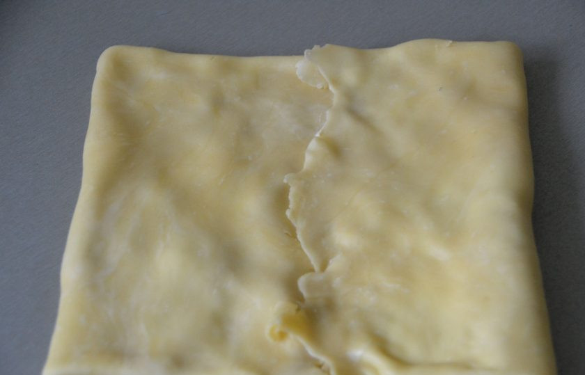 1. Этап. Печенье Арлетт: Подверните к центру узкие края теста.