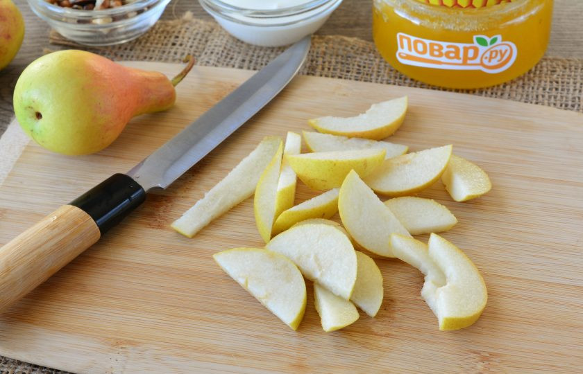 1. Этап. Салат из груши и банана: Нарежьте груши небольшими дольками.