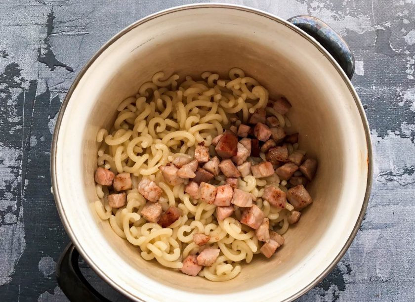 1. Этап. Запеканка из макарон в микроволновке: К остывшим макаронам добавьте мясо и перемешайте.