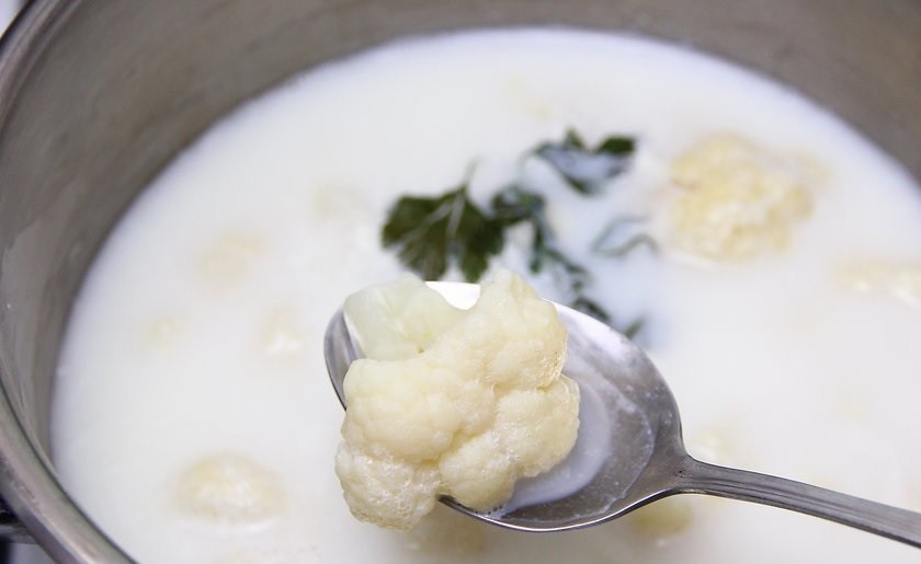 1. Этап. Цветная капуста на молоке: 2. Варите около 5-10 минут до мягкости капусты, не варите слишком долго, иначе капуста потеряет свой вкус.