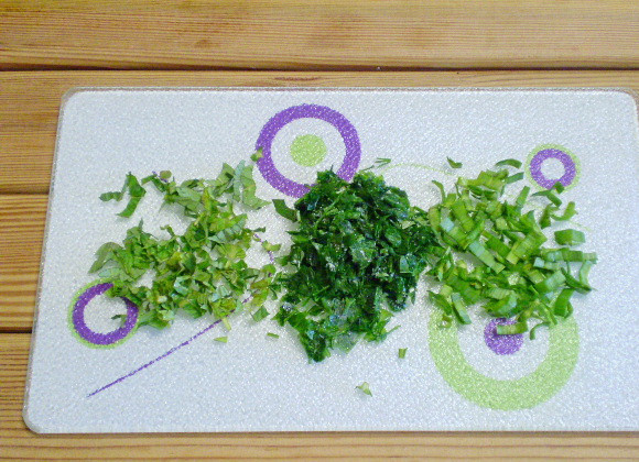 1. Этап. Кефир с зеленью: 2. Зелень нарезаем максимально мелко.