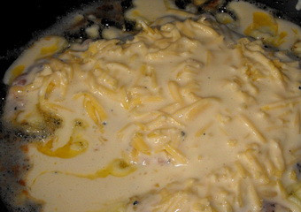 1. Этап. Курица в кляре на сковороде: На сыр вливаем оставшийся кляр.