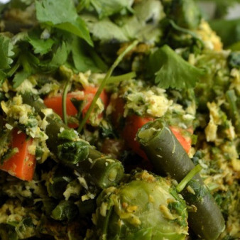 Соте из овощей, карри и кокоса