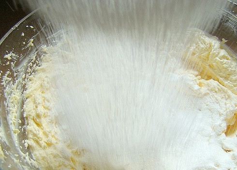 1. Этап. Лимонник пирог: И теперь муку. Взбиваем-перемешиваем.