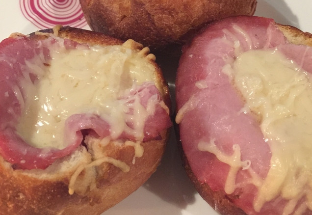 1. Этап. Горячие булочки с яйцом, сыром и ветчиной на завтрак: Приятного аппетита!