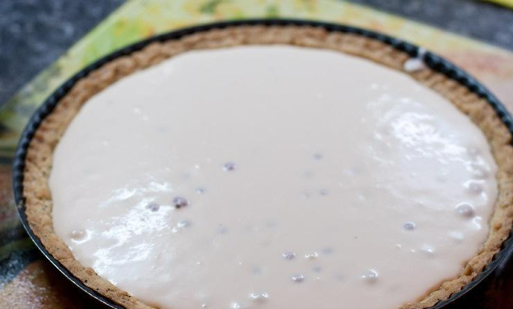 1. Этап. Торт из красной смородины: Миксером взбиваем маскарпоне, сливки и наш смородиновый сироп с желатином. Выкладываем получившуюся смесь на испекшееся тесто и ставим в холодильник на ночь.