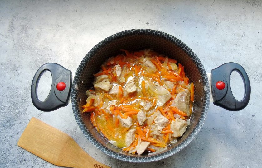 1. Этап. Индейка диетическая: Налейте в кастрюлю 150 мл. воды. Накройте кастрюлю крышкой и тушите индейку с луком и морковью на огне ниже среднего 25-30 минут до мягкости.