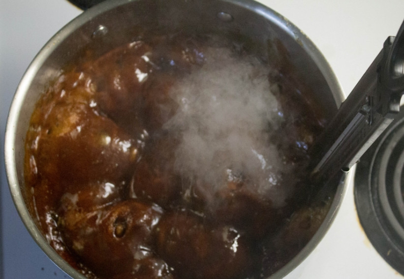 1. Этап. Взрывная карамель: 2. Пойдут пузыри: сначала светлые, а потом вот такие темные. Самое время теперь добавлять соду и быстро перемешивать. Начнутся легкие взрывы!