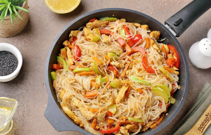 1. Этап. Фунчоза с курицей и кабачком: Обжарьте всё вместе в течение 2-3 минут. Фунчоза с курицей и кабачком готова.