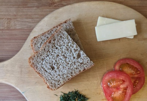 1. Этап. Омлетный сэндвич с индейкой: Далее всё готовится очень быстро, поэтому все продукты готовим заранее, чтобы были под рукой. Режем хлеб, у меня самый обычный - ржано-пшеничный. Твёрдый сыр режем пластиками. На слайсы режем помидор. Измельчаем укроп.