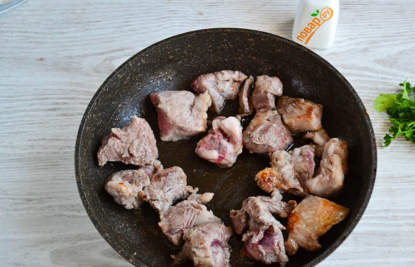 1. Этап. Гречка по-купечески с грибами: В сковороде разогрейте растительное масло, выложите мясо и обжарьте на сковороде в течение 5-7 минут, чтобы оно слегка схватилось.