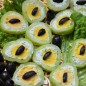 Закуска Кошачьи глазки КЕФИР. Время указано без учета на приготовление кефира и крема из него. А приготовить его нам поможет чудесная техника от Oursson, термос - йогуртница и бактериальная закваска от Orsik. В чистую, простерилизованную банку налить 1 л. молока комнатной t ( 22-24 C), всыпать 1 пакетик закваски, тщательно размешать, до полного растворения закваски, минуты 2-3. Банку закрыть. В термос - йогуртницу влить кипящую воду, до метки, поместить в него банку, закрыть. Забыть на 6-10 часов. Через 7 часов кефир готов, густой и вкусный. Дать остыть полностью, убрать в холодильник. Отмерить 700 мл. кефира, поместить в пакет, завязать, заморозить. Затем откинуть на сито, дать разморозиться и отцедить от сыворотки. Слегка отжать. Выходит 210 г. крема из кефира. ЗАКУСКА. Сварить вкрутую яйца, остудить. Перцы вымыть, обсушить. В кефир-крем добавить рубленный укроп и посолить, тщательно смешать. Перцы лучше брать широкие, но увы, я искала их, но тщетно. Обрезать их, сделав бочонки. Очистить желток от белка. В перцы по стенкам выложить крем из кефира, ножом уплотнить. В середину поместить по 1,5 желтка. P.S.: Если у Вас будет широкий крупный перец, можно положить целое яйцо. Закрыть кремом с обеих сторон, убрать в морозилку на 20 минут. Перед подачей нарезать шайбами. На серединку выложить кусочки маслин -