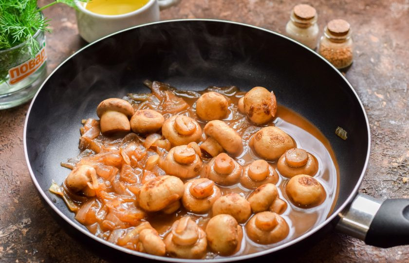 1. Этап. Грибы по-итальянски: Тушите грибы и лук 8-10 минут под крышкой. Обязательно добавьте немного копченой паприки, получится очень вкусно!