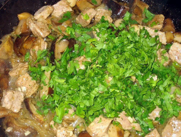 1. Этап. Каварма из баранины: Затем мы убавляем огонь и накрываем сковороду крышкой, тушим каварму на медленном огне примерно 15-20 минут. Когда блюдо будет почти готово, добавляем к нему измельченную петрушку и готовим еще пару минут с открытой крышкой. Вот теперь каварма готова.