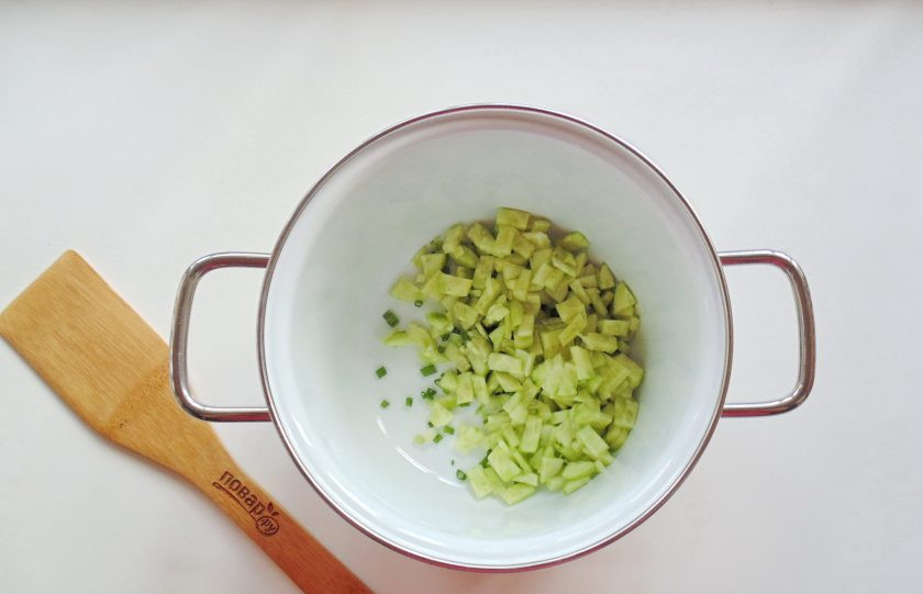 1. Этап. Холодный латышский суп: Добавьте мелко нарезанный огурец. Если кожура не толстая, то можно огурец не чистить.
