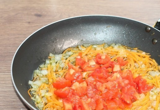 1. Этап. Рисовая полента с баклажаном: 9. Затем кладем дольки помидор,...