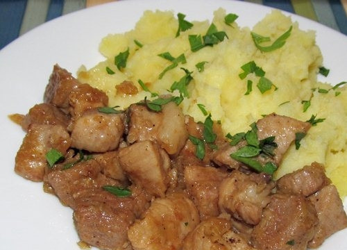 1. Этап. Свиная вырезка тушеная: 6. За время приготовления свинины можно отварить гарнир. Сегодня я решила приготовить картофельное пюре. Перед подачей можно украсить блюдо зеленью.