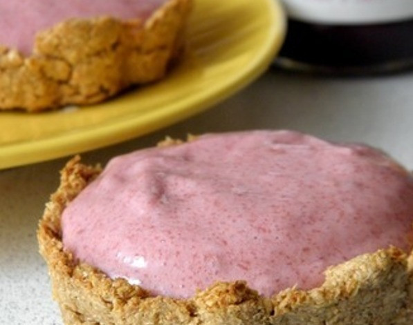 1. Этап. Мусс из вишни: И разложите его по подоспевшим корзинкам. Для красоты можно нанести сетку из растопленного шоколада.