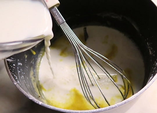 1. Этап. Немецкий ягодный десерт Роте Грютце: 5. Добавьте ваниль, крахмал и влейте молоко. Поставьте на огонь и, помешивая, уварите немного крем до загустения.