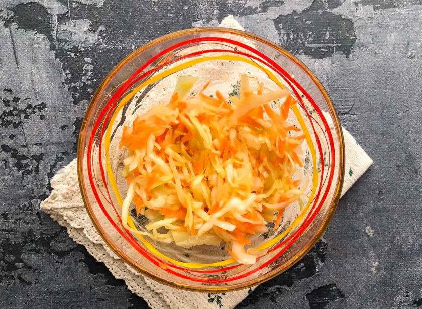 1. Этап. Салат с квашеной капустой и ветчиной: Квашеную капусту выложите в глубокую тарелку.