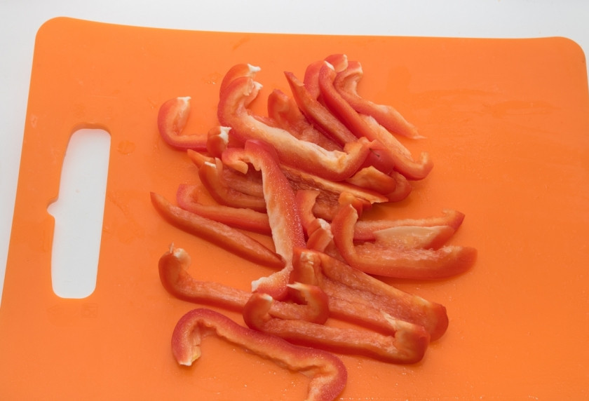 1. Этап. Жареные кальмары с овощами: Нарежем перец полосками, затем отправим вместе с помидорами жариться к луку и морковке.