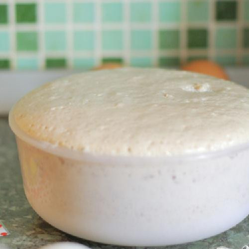 1. Этап. Кулич в формочках: Просейте полстакана муки, затем в миску с мукой добавляем дрожжи, полстакана тёплого молока и 1 ст. л. сахара. Всё тщательно перемешиваем и ставим в тёплое место. В другой миске растираем желток с третью отмеренного сахара, затем добавляем цедру апельсина и лимона, размягчённое сливочное масло и ванильный сахар. Перемешиваем до однородной массы.