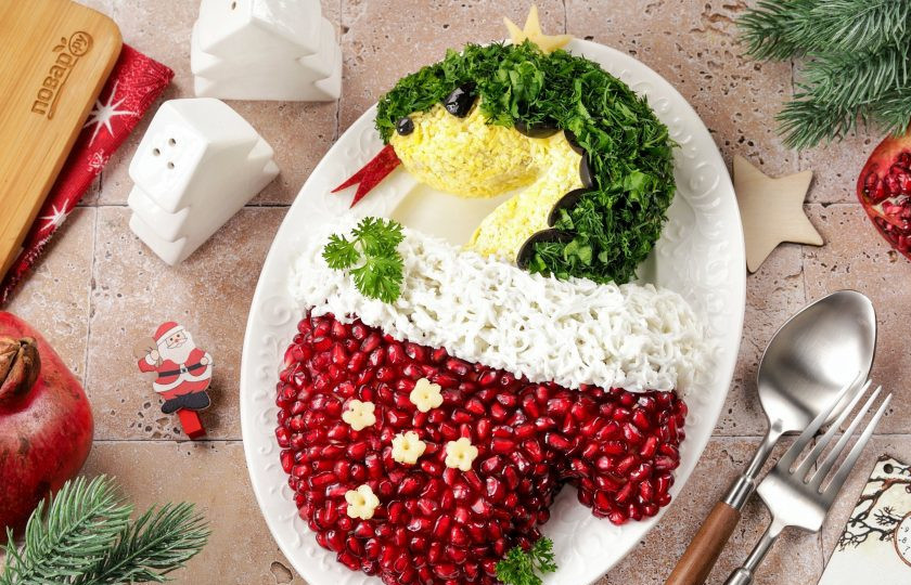 1. Этап. Новогодний салат Варежка на год Змеи: Перед подачей из сыра можно вырезать корону и декор для варежки, а сам салат украсить зеленью. Приятного аппетита!