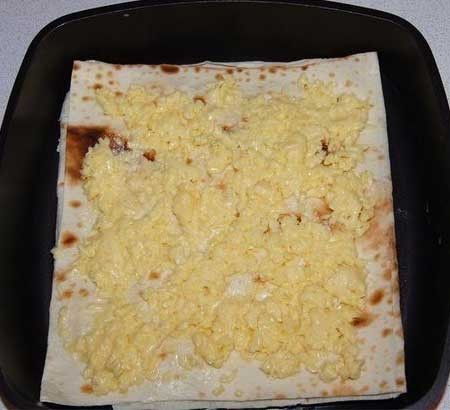 1. Stage. Cheese cake: Spread the pita bread with cheese and put the next layer of pita bread, repeat the layers.