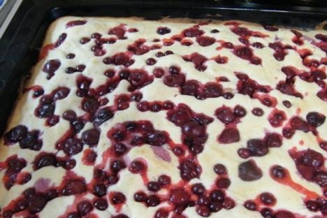 1. Этап. Заливной ягодный пирог: 4. Спустя 15 минут нам нужно добавить к пирогу заливку (когда ягоды 