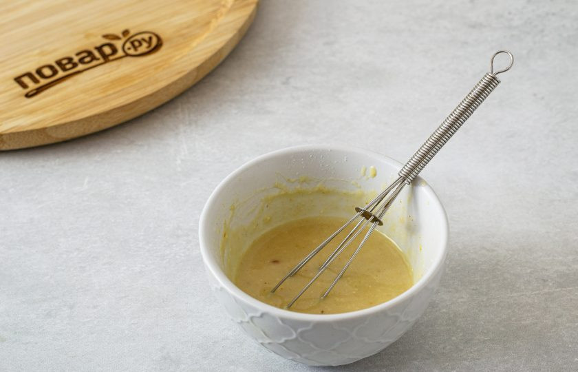 1. Этап. Салат из нута с брокколи: Для заправки смешайте кунжутную пасту с водой до однородной консистенции. Добавьте лимонный сок, сироп топинамбура, соль, черный молотый перец, измельченный зубчик чеснока и порошок карри.