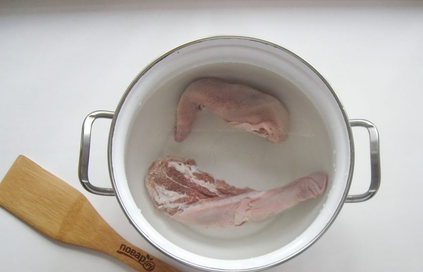 1. Этап. Борщ с языком: Залейте свежей водой, доведите до кипения, снимите пену.