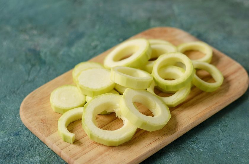 1. Этап. Кабачки с облепихой на зиму: Кабачок очистите от кожуры, нарежьте кружочками. Удалите мягкую сердцевину.