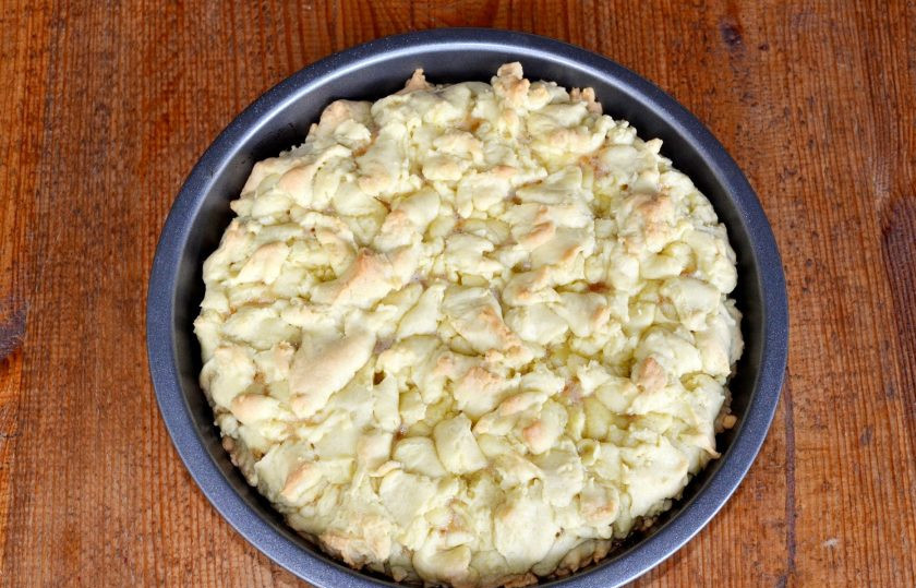 1. Этап. Торт Чебурашка: Достаньте подрумянившийся тортик из духовки.