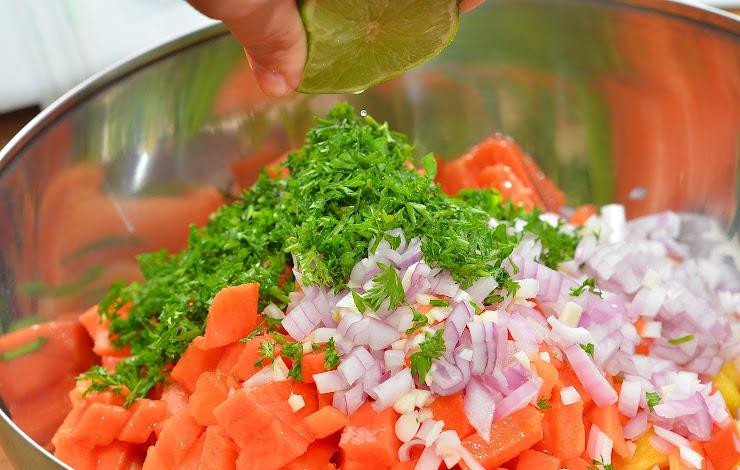 1. Этап. Сальса из ананаса и папайи: Смешиваем все нарезанные ингредиенты, добавляем соль и сок половины лимона. При желании, можно добавить еще какой-нибудь фрукт или овощ - на ваше усмотрение.