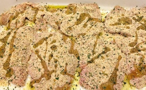 1. Этап. Отбивные из индейки в духовке: 3. Выкладываем в форму, посыпаем оставшейся смесью и взбрызгиваем маслом. Запекаем 40-50 минут при 180 градусах в духовке.