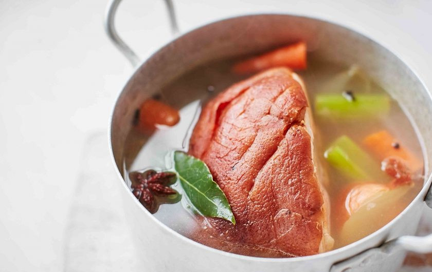 1. Этап. Праздничная ветчина: 3. Проварите мясо в яблочном соке 1,5 часа на медленном огне.