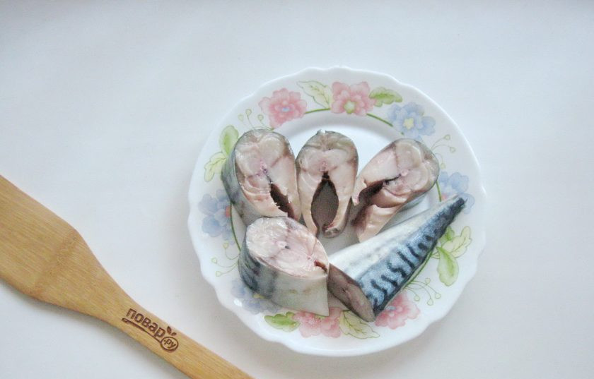 1. Этап. Скумбрия в молоке: Нарежьте скумбрию на порционные кусочки.