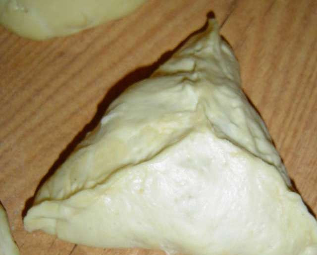 1. Этап. Пирожки с яблоками на сковороде: Плотно соединяем края теста.