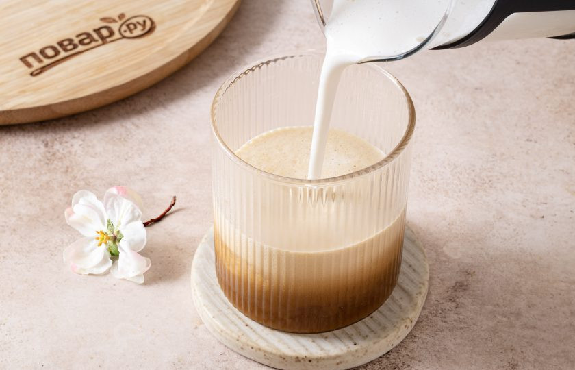 1. Этап. Протеиновый кофе: Перелейте взбитое молоко с протеином в стакан.